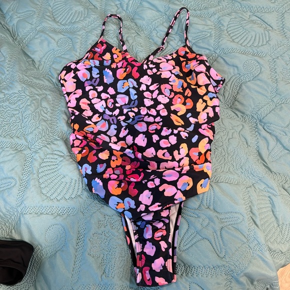 Cupshe Swimsuit - Picture 2 of 5